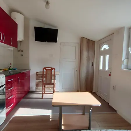 Mala Dvorisna Garsonjera Za 1-2 Osobe * Šabac