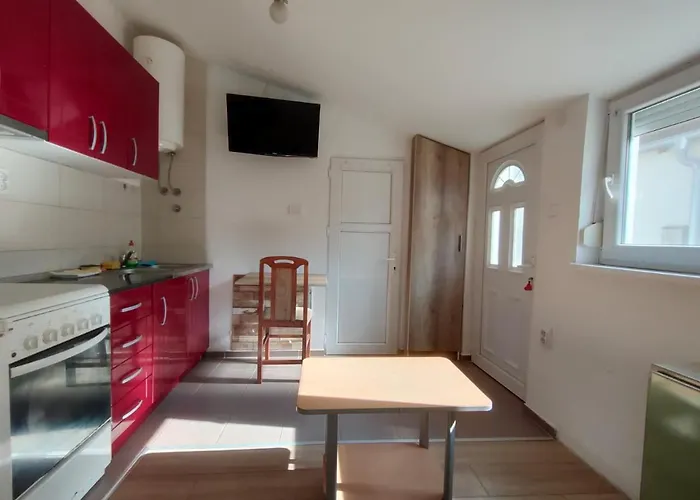 Mala Dvorisna Garsonjera Za 1-2 Osobe * Šabac